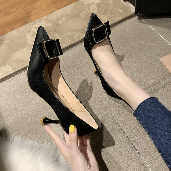 Női modern cipő hegyes modell és csat