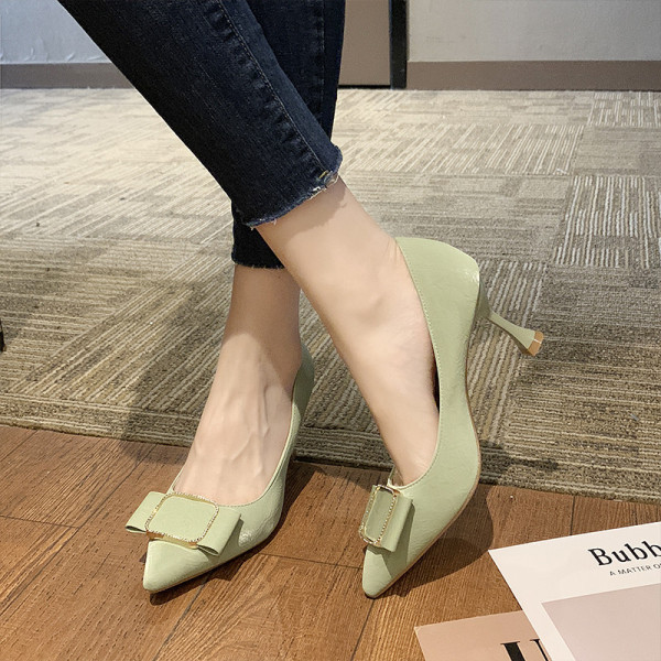 Női modern cipő hegyes modell és csat