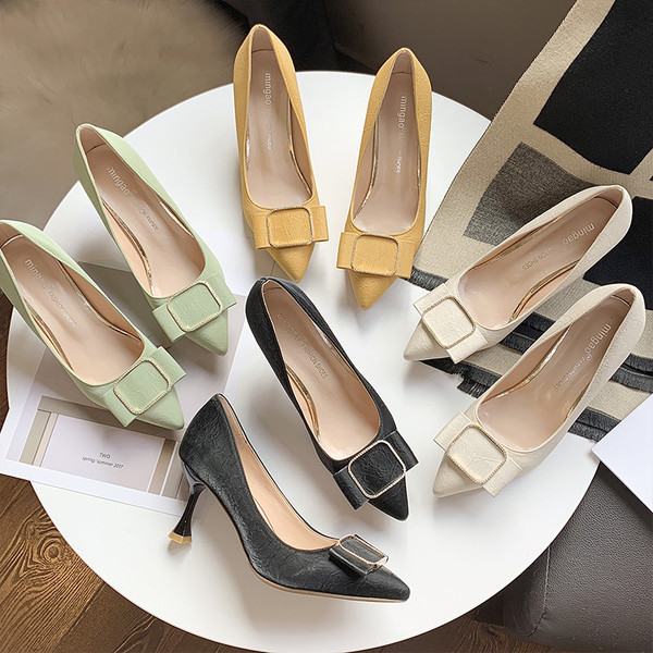 Női modern cipő hegyes modell és csat