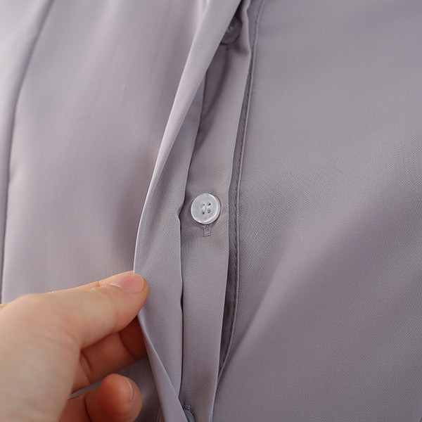 Moderns sieviešu krekls ar klasisku apkakli un zīmogveida piedurknēm