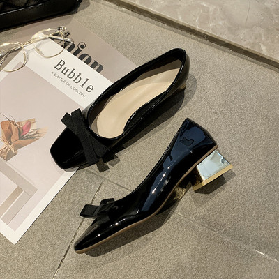 Női lakkcipő vastag alacsony sarkú szalaggal