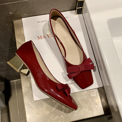 Női lakkcipő vastag alacsony sarkú szalaggal