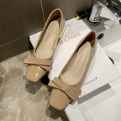 Női lakkcipő vastag alacsony sarkú szalaggal