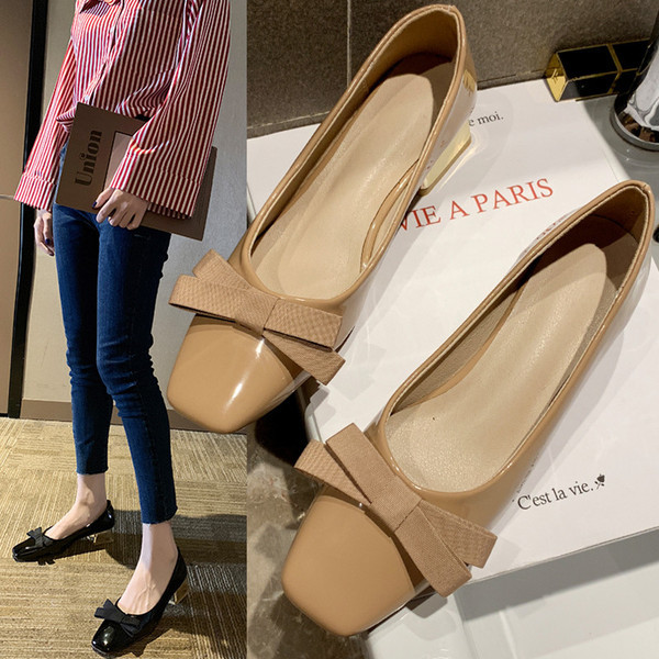 Női lakkcipő vastag alacsony sarkú szalaggal