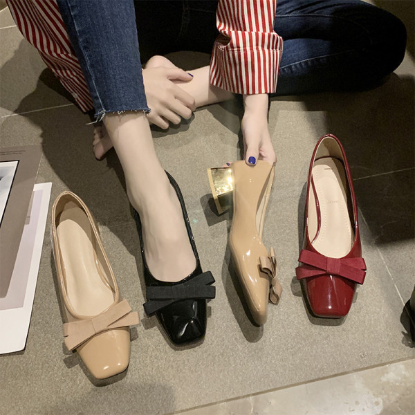 Női lakkcipő vastag alacsony sarkú szalaggal