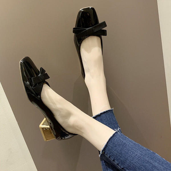 Női lakkcipő vastag alacsony sarkú szalaggal