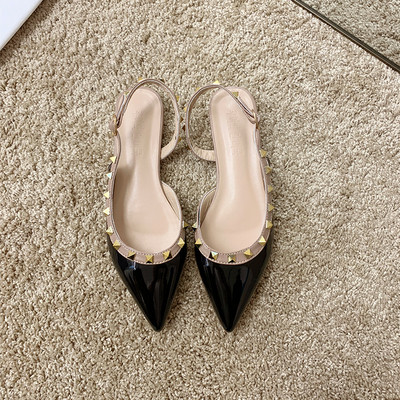 Stilingi moteriški sandalai su metaliniais elementais ir dirželiu