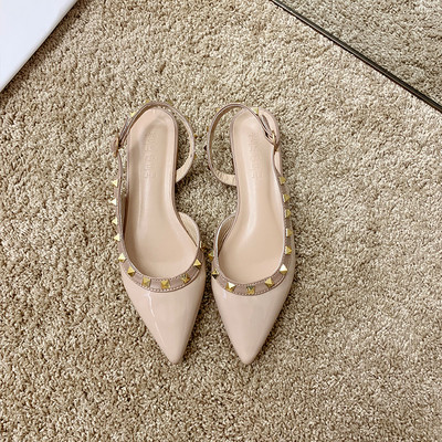 Stilingi moteriški sandalai su metaliniais elementais ir dirželiu