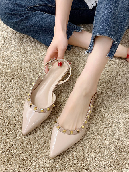 Stilingi moteriški sandalai su metaliniais elementais ir dirželiu