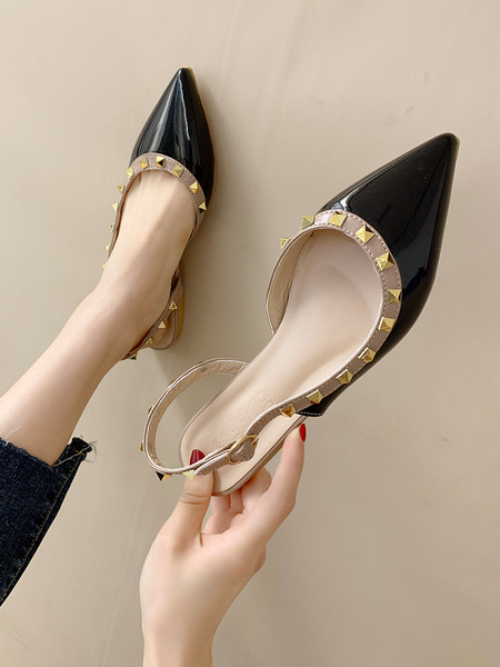 Stilingi moteriški sandalai su metaliniais elementais ir dirželiu