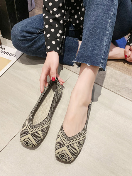 Ikdienas sieviešu apavi no tekstila un plakanas zoles