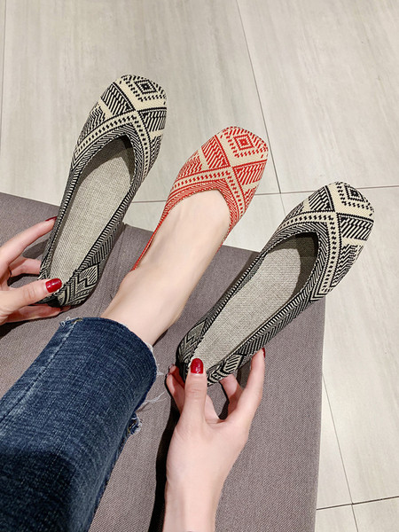 Ikdienas sieviešu apavi no tekstila un plakanas zoles