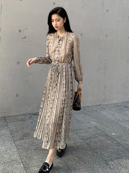 Ikdienas sieviešu kroku kleita ar garām piedurknēm