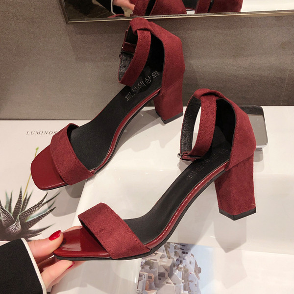 Stílusos női szandál öko velúrból, 7 cm vastag sarokkal