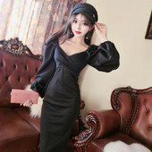 Stilīga sieviešu kleita ar platām piedurknēm un špica kakla izgriezumu