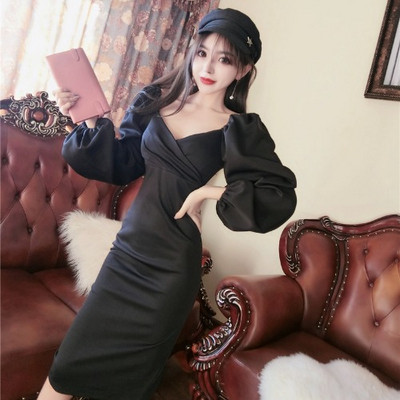 Stilīga sieviešu kleita ar platām piedurknēm un špica kakla izgriezumu