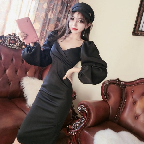 Stilīga sieviešu kleita ar platām piedurknēm un špica kakla izgriezumu