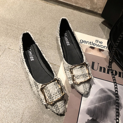 Metallist pandla ja lameda tallaga naiste kingade teritatud mudel