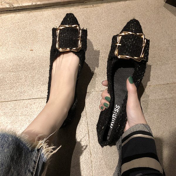 Metallist pandla ja lameda tallaga naiste kingade teritatud mudel