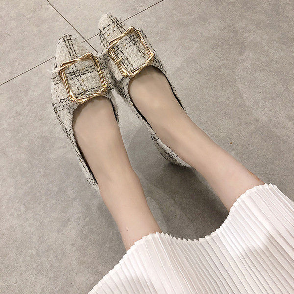 Metallist pandla ja lameda tallaga naiste kingade teritatud mudel