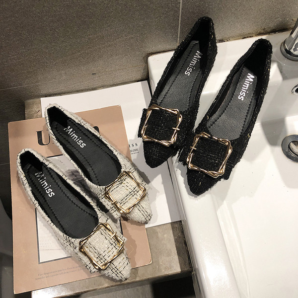 Metallist pandla ja lameda tallaga naiste kingade teritatud mudel