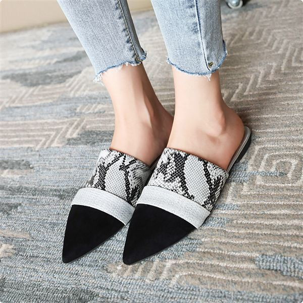 Ženske ležerne papuče na špic od eko brušene kože i animal printa