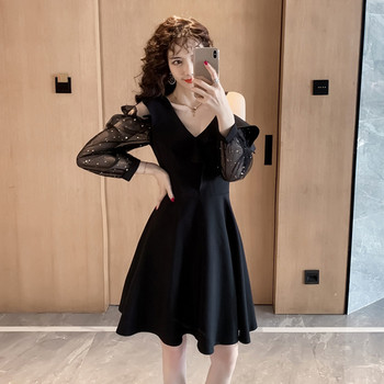 Stilinga moteriška juoda suknelė ilgomis rankovėmis ir špico iškirpte