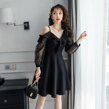 Stilinga moteriška juoda suknelė ilgomis rankovėmis ir špico iškirpte