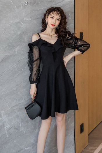 Stilinga moteriška juoda suknelė ilgomis rankovėmis ir špico iškirpte