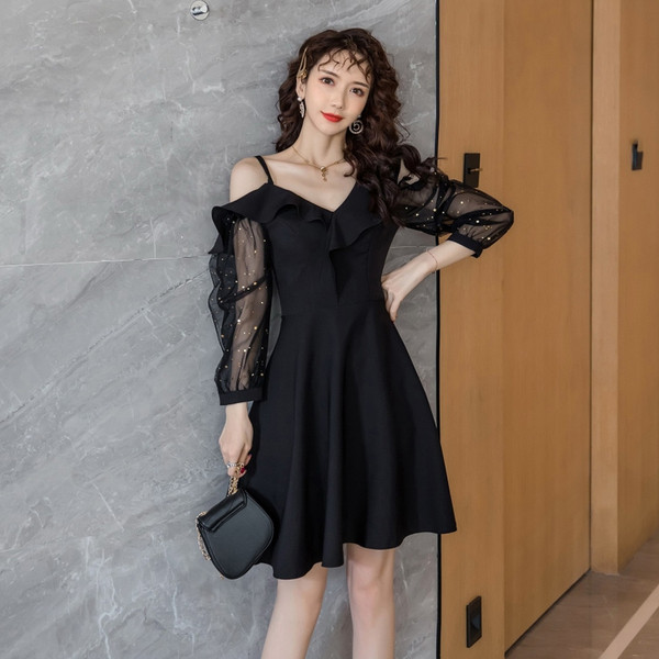 Stilinga moteriška juoda suknelė ilgomis rankovėmis ir špico iškirpte