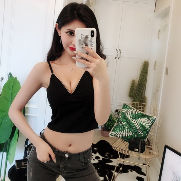 Maieu scurt de damă, cu decolteu în V și bretele subțiri