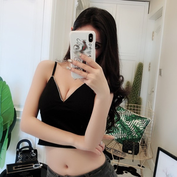 Maieu scurt de damă, cu decolteu în V și bretele subțiri