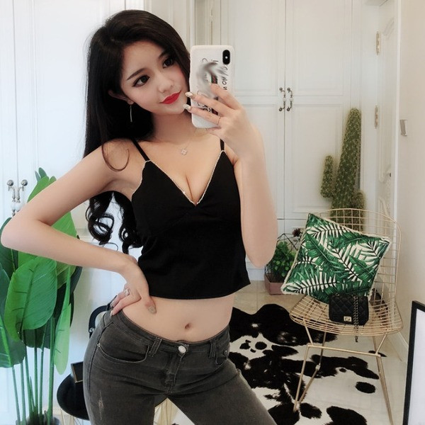 Maieu scurt de damă, cu decolteu în V și bretele subțiri