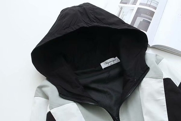 Модерно дамско пролетно яке с качулка и джобове 