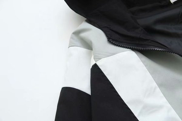 Модерно дамско пролетно яке с качулка и джобове 