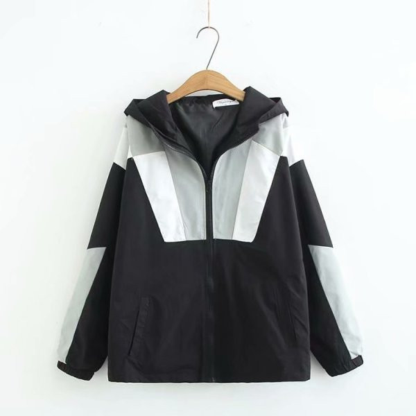 Модерно дамско пролетно яке с качулка и джобове 