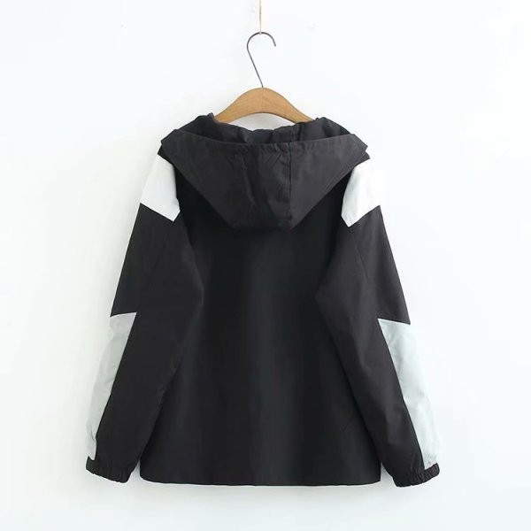 Модерно дамско пролетно яке с качулка и джобове 