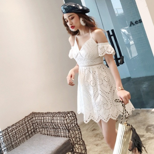 Дамска пролетно-лятна рокля с бродерия и V-образно деколте