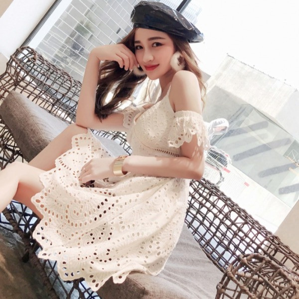 Дамска пролетно-лятна рокля с бродерия и V-образно деколте