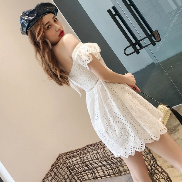 Дамска пролетно-лятна рокля с бродерия и V-образно деколте