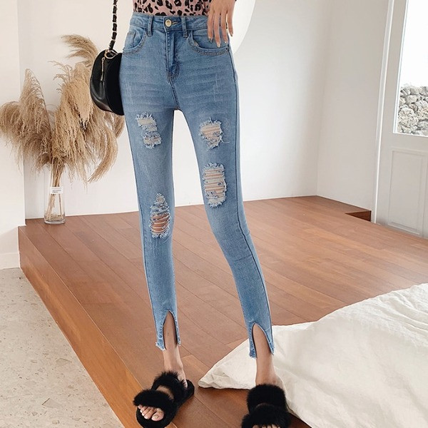 Naujo modelio spyruokliniai džinsai prigludę su suplyšusiais motyvais