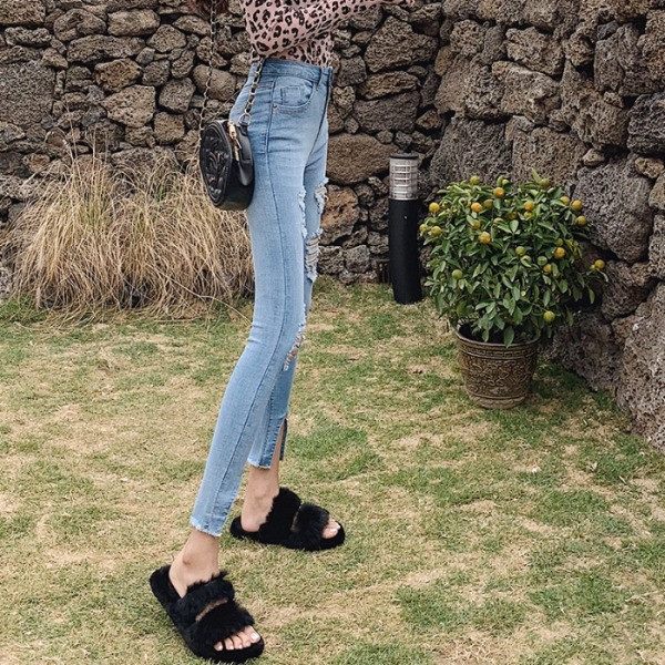 Naujo modelio spyruokliniai džinsai prigludę su suplyšusiais motyvais