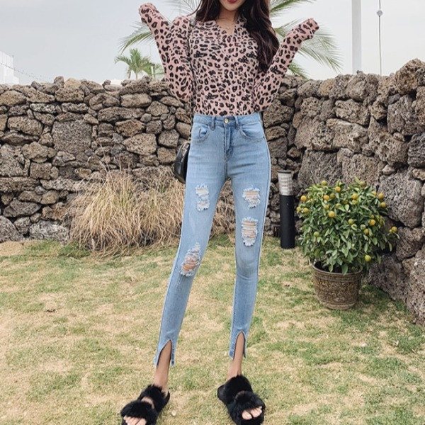 Naujo modelio spyruokliniai džinsai prigludę su suplyšusiais motyvais