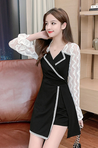 Moteriška asimetrinė retro stiliaus suknelė su špicine iškirpte