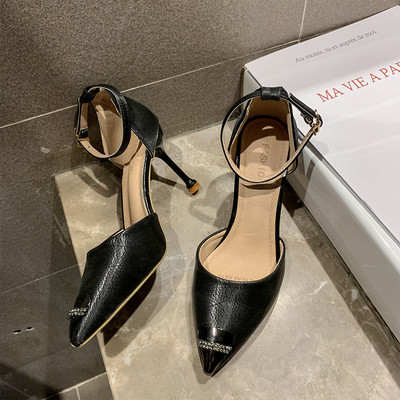 Sieviešu modernas lakādas sandales ar plānām augstpapēžu kurpēm