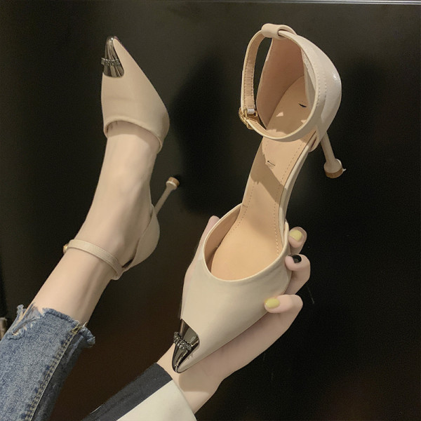 Sieviešu modernas lakādas sandales ar plānām augstpapēžu kurpēm