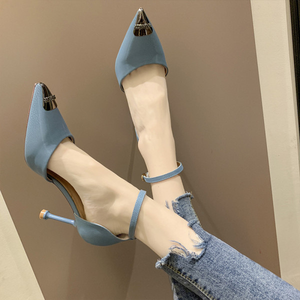 Sieviešu modernas lakādas sandales ar plānām augstpapēžu kurpēm