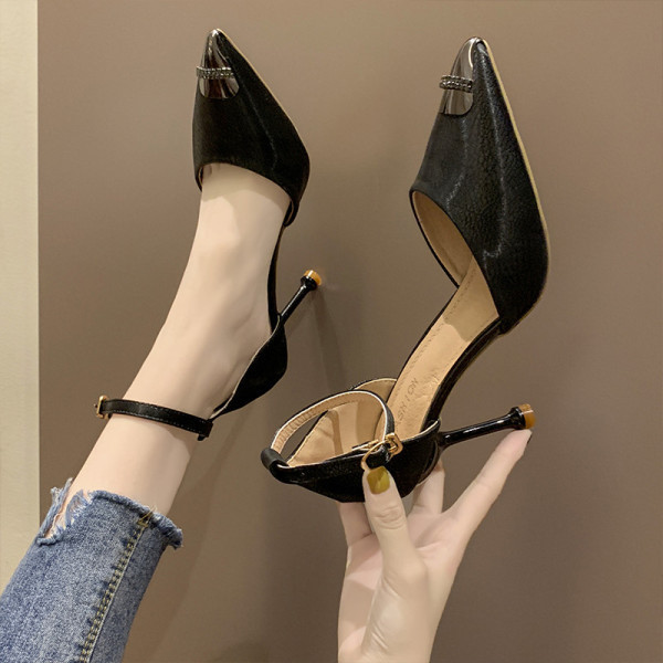 Sieviešu modernas lakādas sandales ar plānām augstpapēžu kurpēm