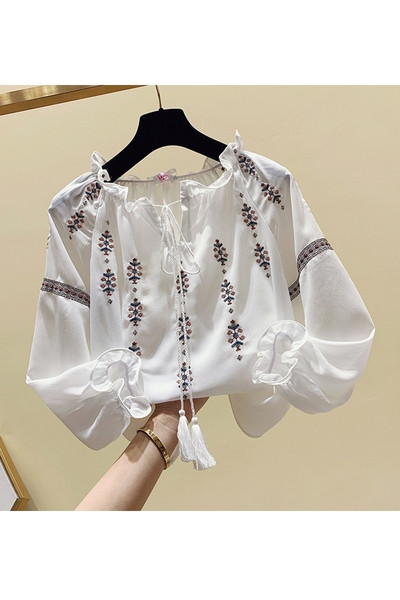 Új modell női blúz ovális nyakkivágással és hímzéssel