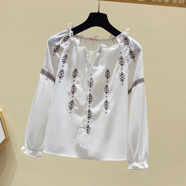 Új modell női blúz ovális nyakkivágással és hímzéssel